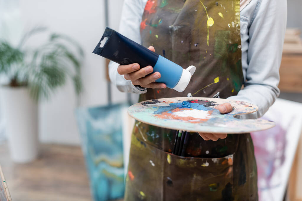 vágott kilátás művész kötényben préselés olaj festék cső palettán - Fotó, kép
