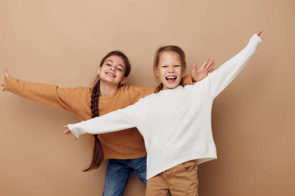 две милые маленькие девочки обнимают дружбу детство позируя - Фото, изображение