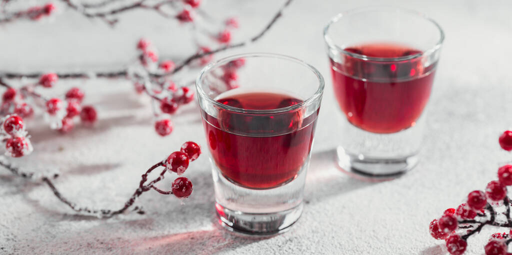 Due bicchieri di cocktail rosso, vodka o liquore su sfondo chiaro - Foto, immagini