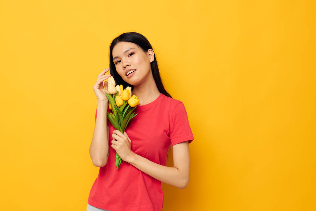 Asyalı kadın sarı çiçek buketi hediye - Fotoğraf, Görsel