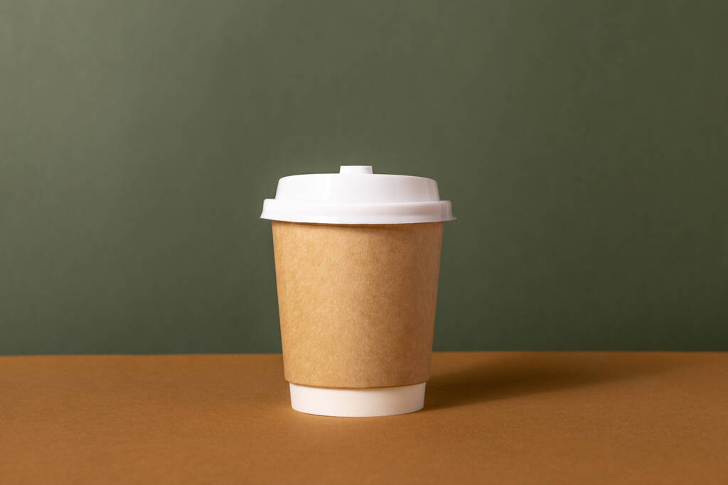 Kávé kézműves papír poharak helyet logó zöld és barna háttér, természetes szín, étlap és éttermek  - Fotó, kép