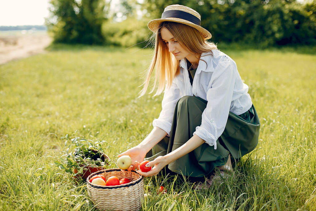 Mooie vrouw in een zomer veld - Foto, afbeelding