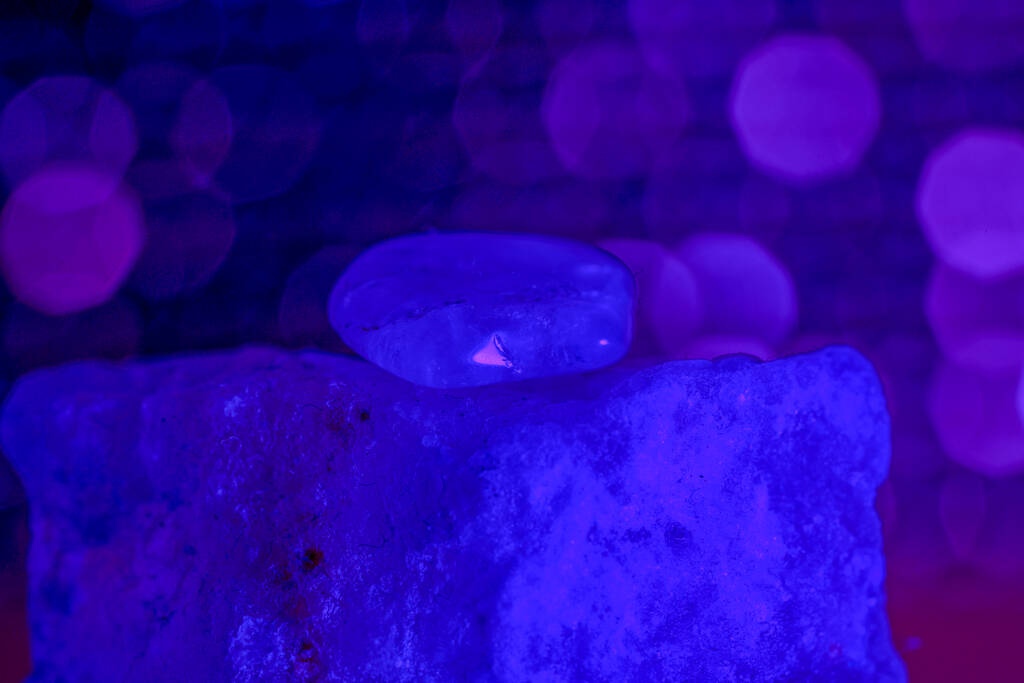 Třpytivé kameny jako pozadí fotografované ve studiu v dlouhé expozici - Fotografie, Obrázek