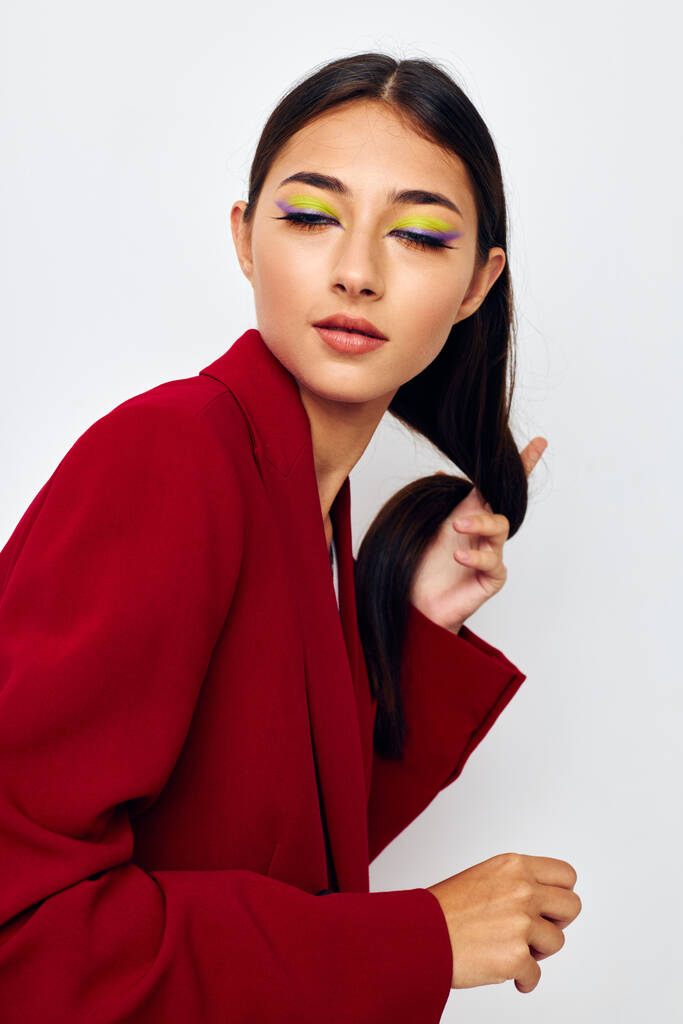 retrato mulher bonita maquiagem brilhante casaco vermelho posando modelo de estúdio inalterado - Foto, Imagem