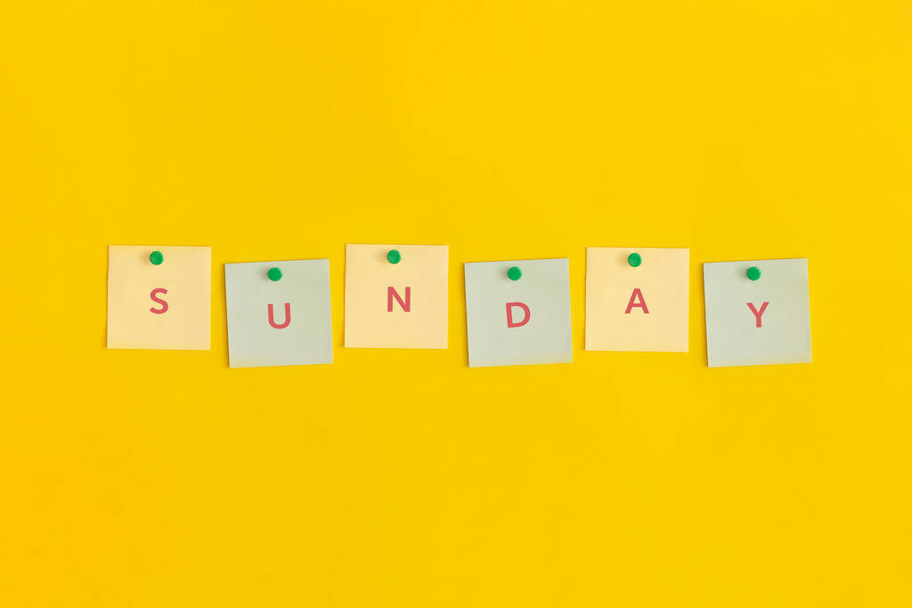 Заметка с текстом Воскресенье на желтом фоне - Фото, изображение