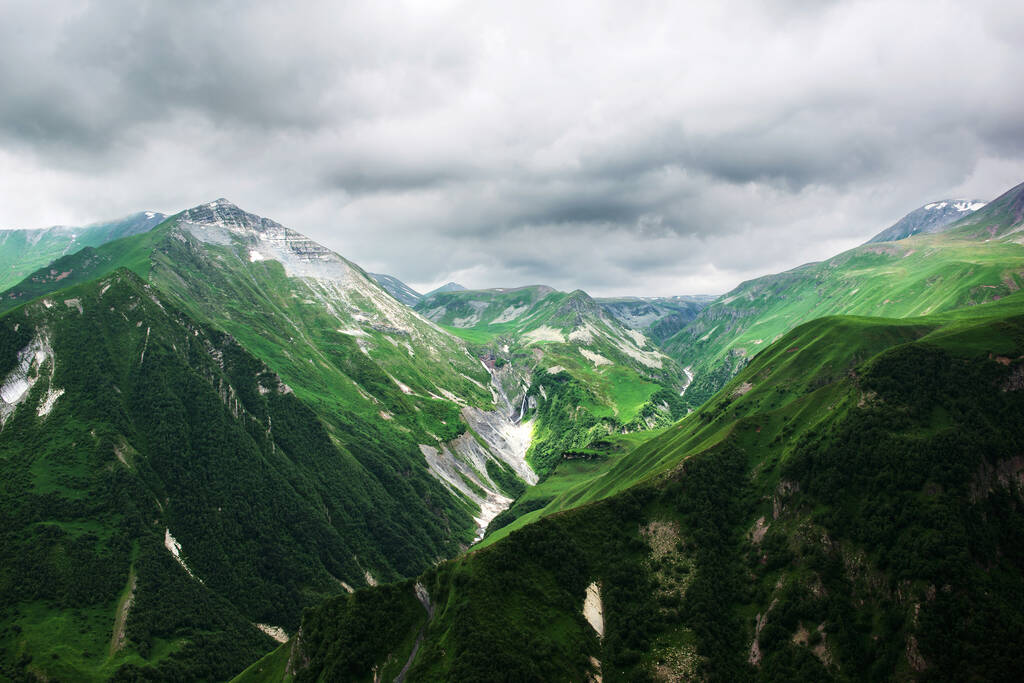 Κορυφές και πλαγιές της οροσειράς του Καυκάσου στη γεωργία - Φωτογραφία, εικόνα