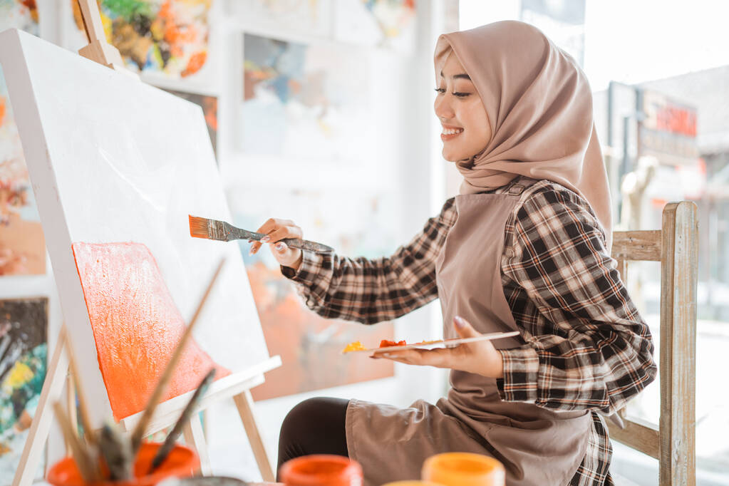 muslim Female artist painting on canvas at home studio - Photo, Image