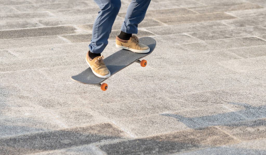 Asiatische Skateboarder skateboarden in modernen Städten - Foto, Bild