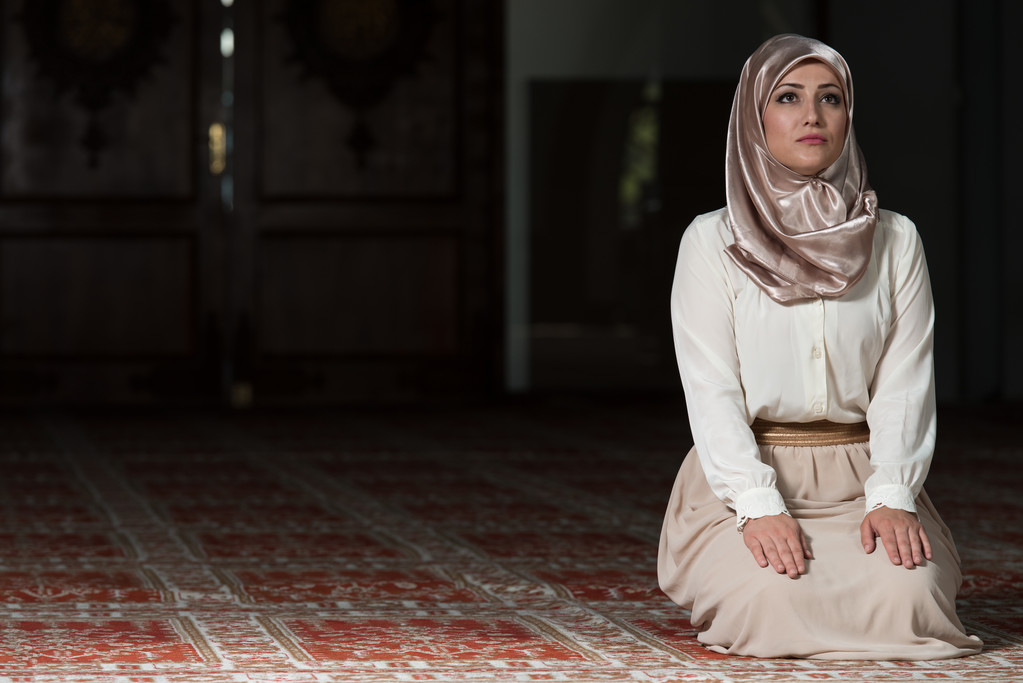 Musulmano che prega in moschea
 - Foto, immagini