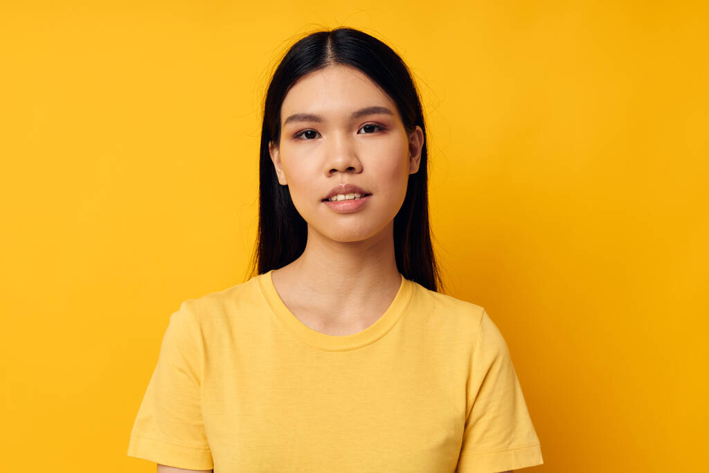 黄色のTシャツを着た可愛いアジア系女性モノクロ写真 - 写真・画像