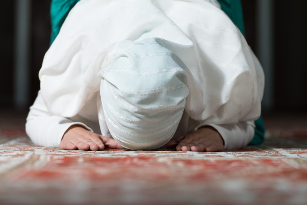 Oración en la mezquita
 - Foto, Imagen