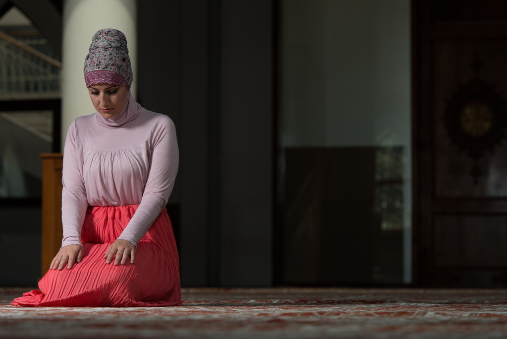 Nő imát a mecsetben - Fotó, kép