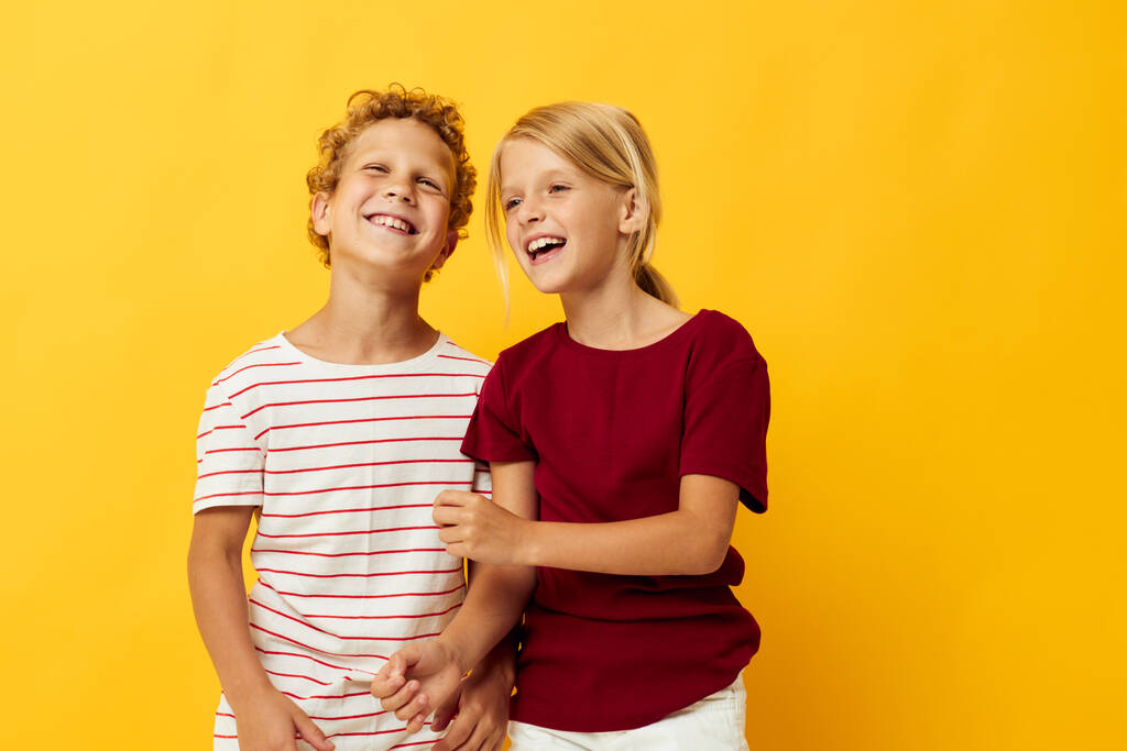 два радісні діти випадкового носіння ігри весело разом ізольовані фону
 - Фото, зображення
