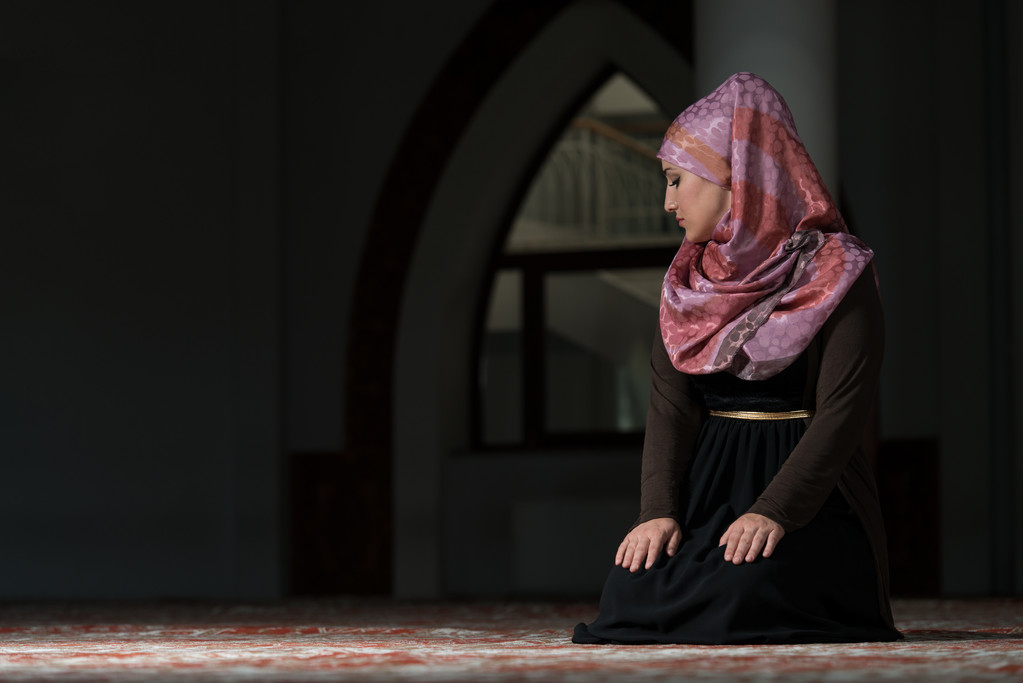 Młoda muzułmanka modli się w meczecie - Zdjęcie, obraz