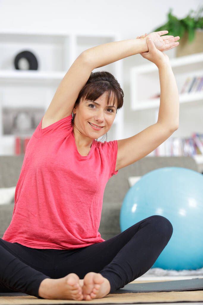 mujer estirando los brazos antes de sesión de entrenamiento de fitness - Foto, Imagen