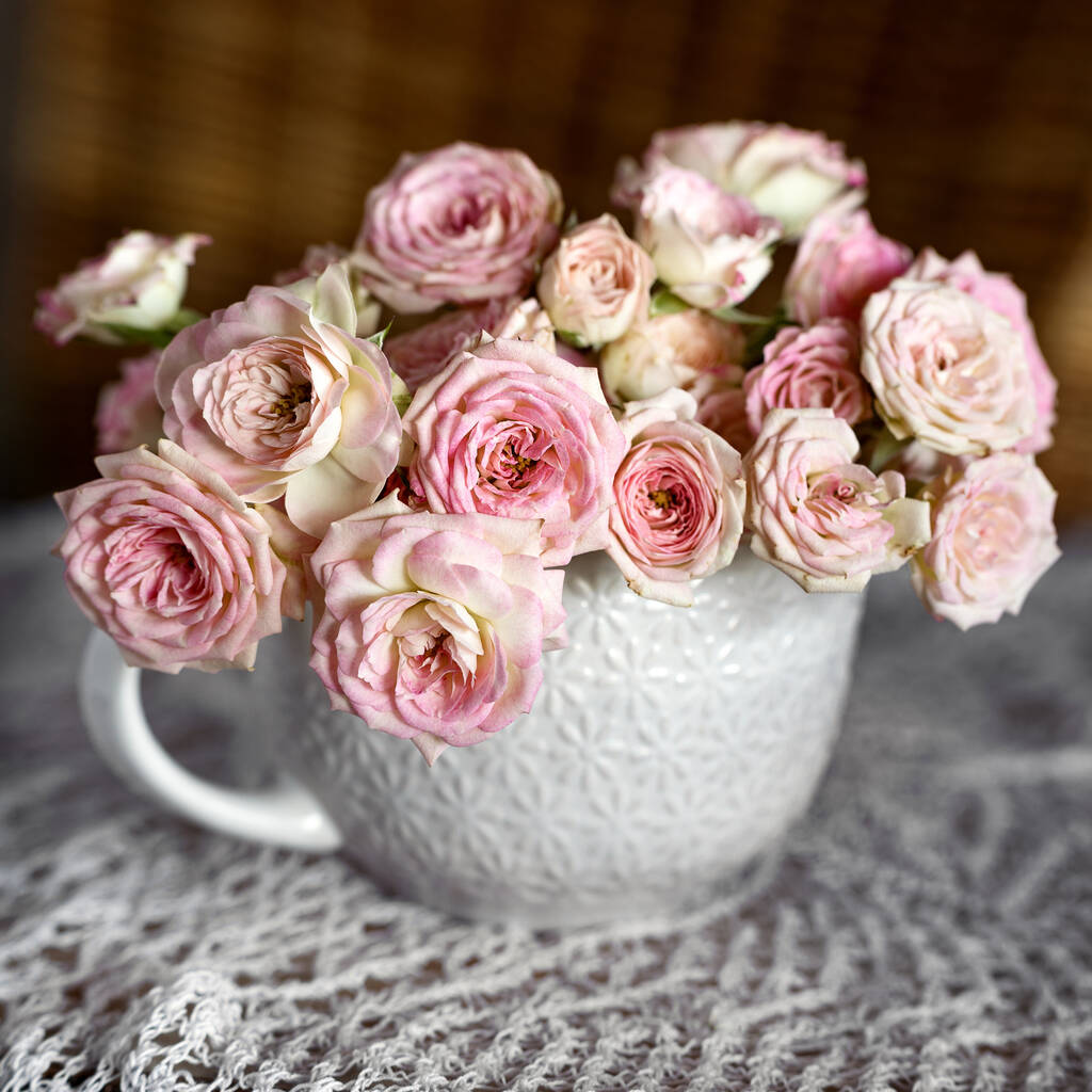 Composición floral con una rosa sobre una mesa.Muchas hermosas rosas rosadas frescas sobre una mesa
. - Foto, Imagen