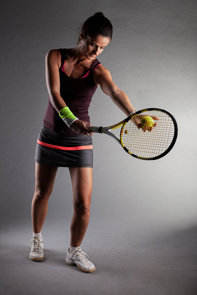 Profesyonel bayan tenis oyuncusu. Kız raket sallıyor servise hazırlanıyor - Fotoğraf, Görsel