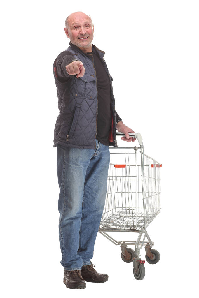 Iäkäs mies työntää ostoskärry eristetty valkoisella pohjalla
 - Valokuva, kuva