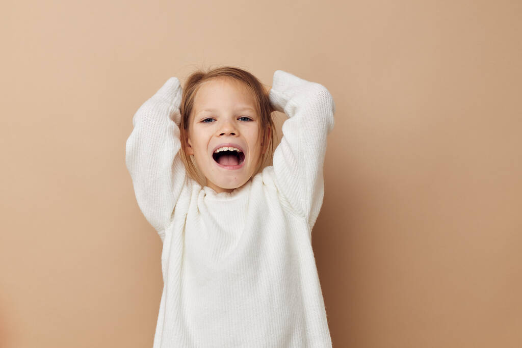 Porträt von glücklich lächelnd Kind Mädchen Kinder Stil Emotionen Spaß isoliert Hintergrund - Foto, Bild