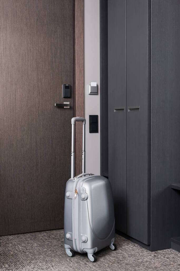 γκρι αποσκευές σε μοντέρνο δωμάτιο ξενοδοχείου  - Φωτογραφία, εικόνα