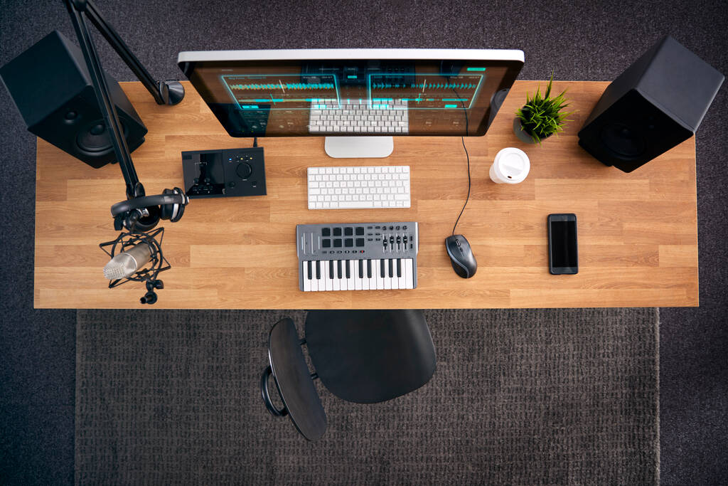 Γενική άποψη του σταθμού εργασίας μουσικής με πληκτρολόγιο και μικρόφωνο στο στούντιο - Φωτογραφία, εικόνα