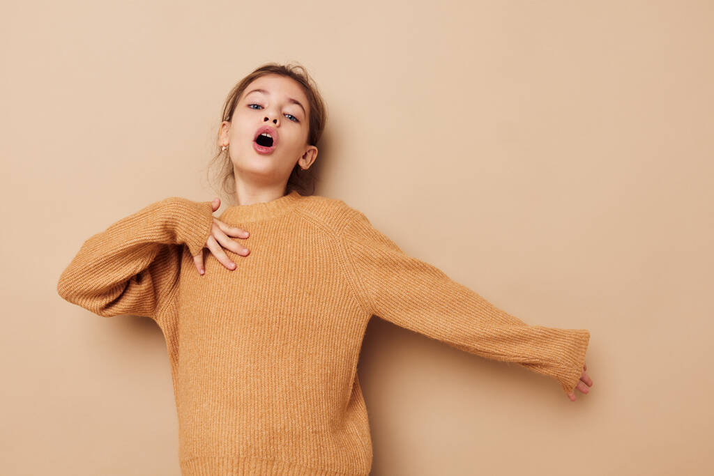 pieni tyttö pusero poseeraa käsi eleitä Lifestyle muuttamaton - Valokuva, kuva