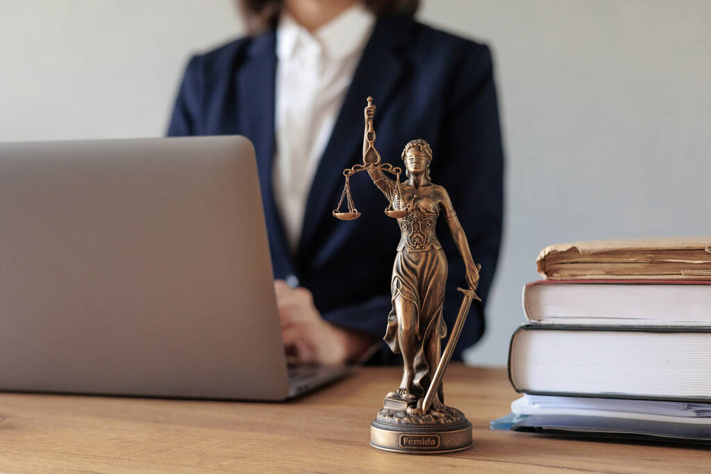 女性弁護士がクライアントのビデオリンクを介してノートパソコンからオンライン相談を行います。インターネットを通じて書類又は契約を確認する法律事務所に勤務 - 写真・画像