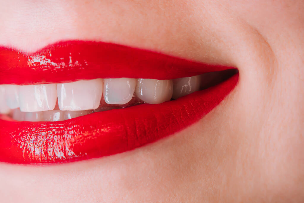 Sourire brillant. Dame à lèvre naturelle. Lèvres rouges passionnées brillantes. Femme avec rouge à lèvres liquide ou brillant.  - Photo, image