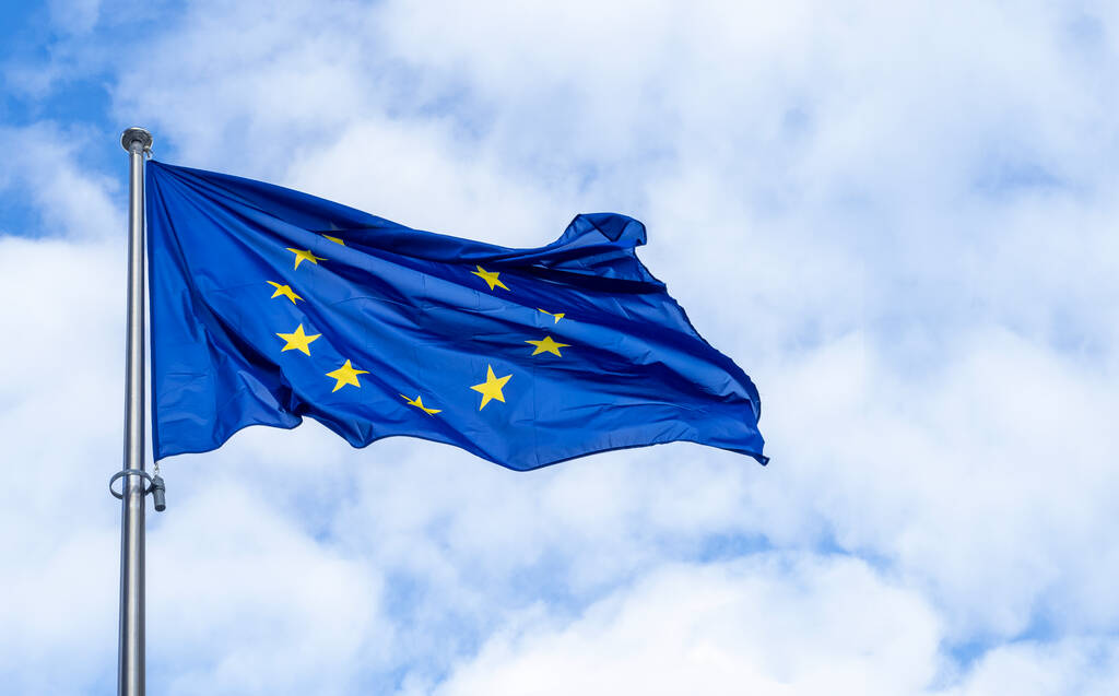 Panorama van een wapperende EU-vlag of EU-vlag tegen blauwe lucht - Foto, afbeelding