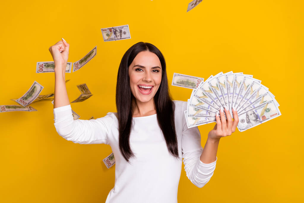 Foto von jungen fröhlichen Frau feiern Glück Triumph Fäuste reichen Einkommen isoliert über gelben Hintergrund - Foto, Bild