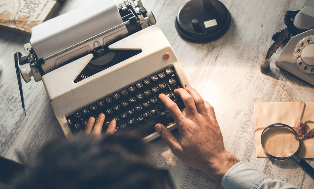 ręczna maszyna do pisania z literami na biurku - Zdjęcie, obraz