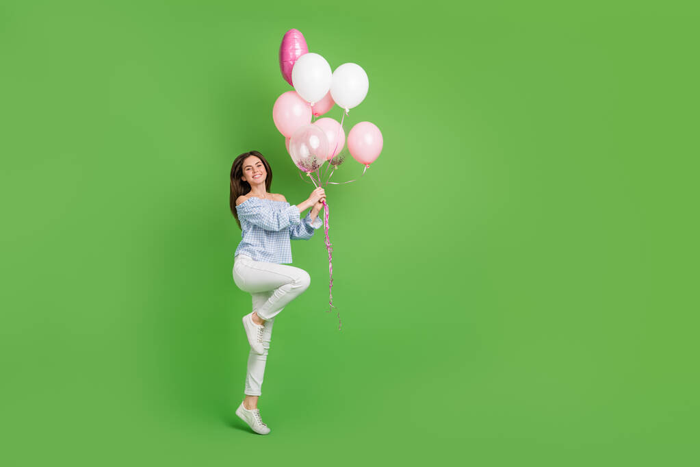 Pełny rozmiar zdjęcie cute dobry nastrój kobieta otrzymać prezent urodzinowy cute różowe balony izolowane na zielonym tle kolor - Zdjęcie, obraz