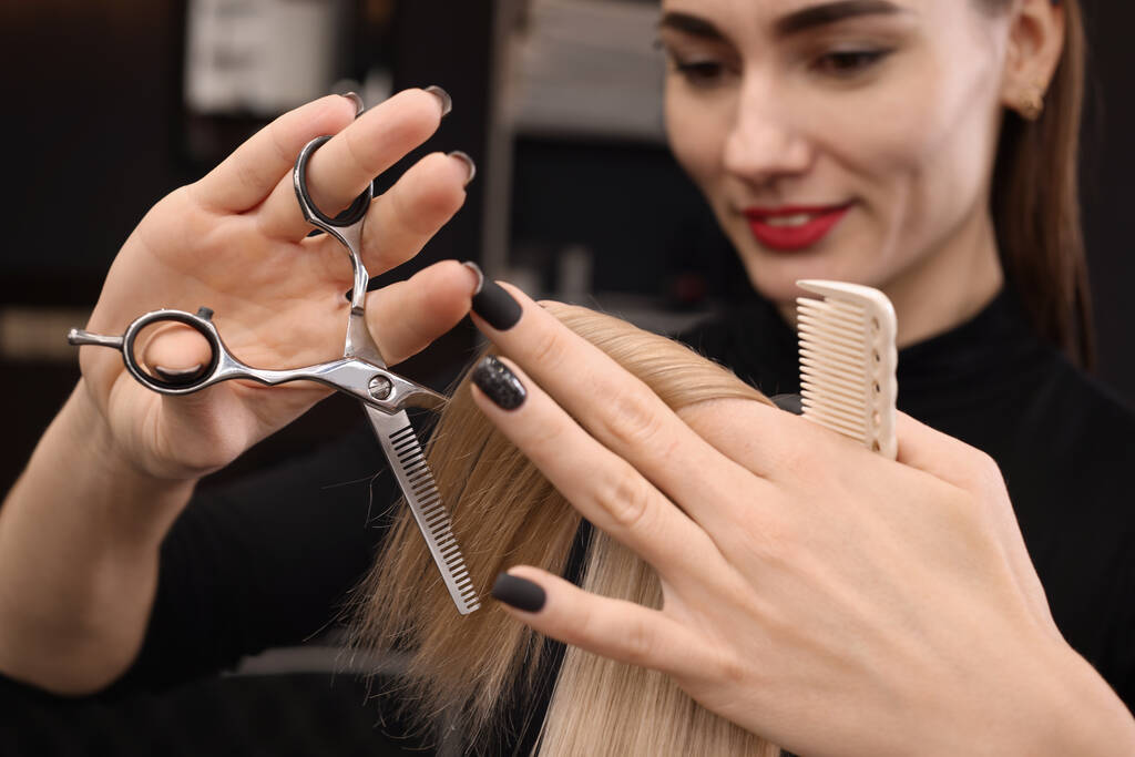 Profesionální kadeřník stříhání ženských vlasů v salonu, zaměření na ruce - Fotografie, Obrázek