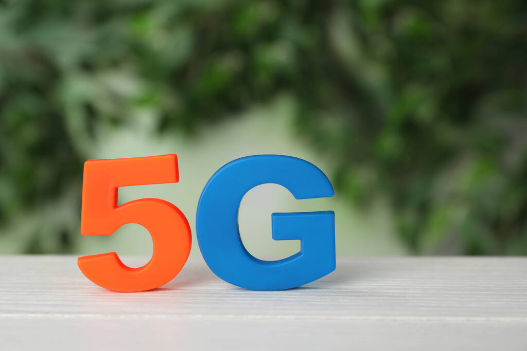 5G技術、インターネットの概念。白木のテーブルの番号と手紙 - 写真・画像