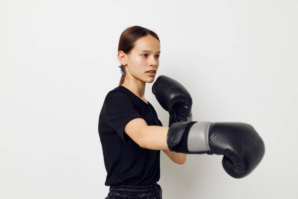 фото красивая девушка в боксёрских перчатках в черных штанах и футболках фитнес-тренировки - Фото, изображение