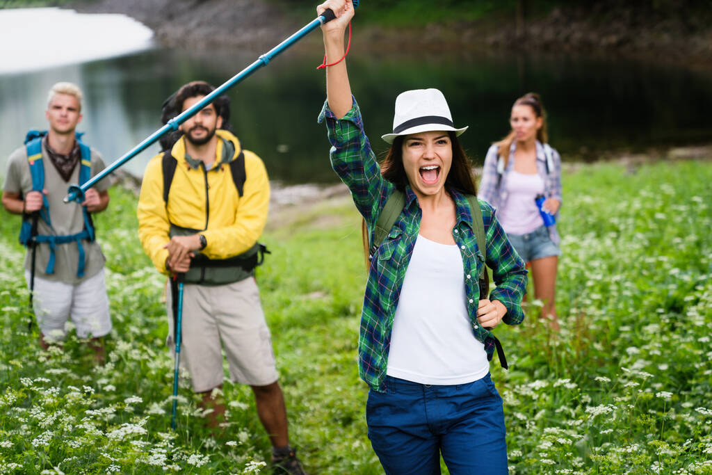 Gente de excursión. Grupo de amigos excursionistas felices trekking como parte de la actividad al aire libre estilo de vida saludable - Foto, Imagen