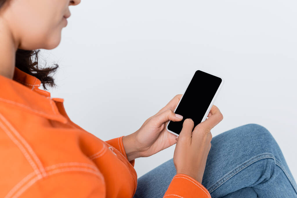 καλλιεργημένη άποψη της γυναίκας που χρησιμοποιεί smartphone με λευκή οθόνη απομονωμένη σε γκρι - Φωτογραφία, εικόνα