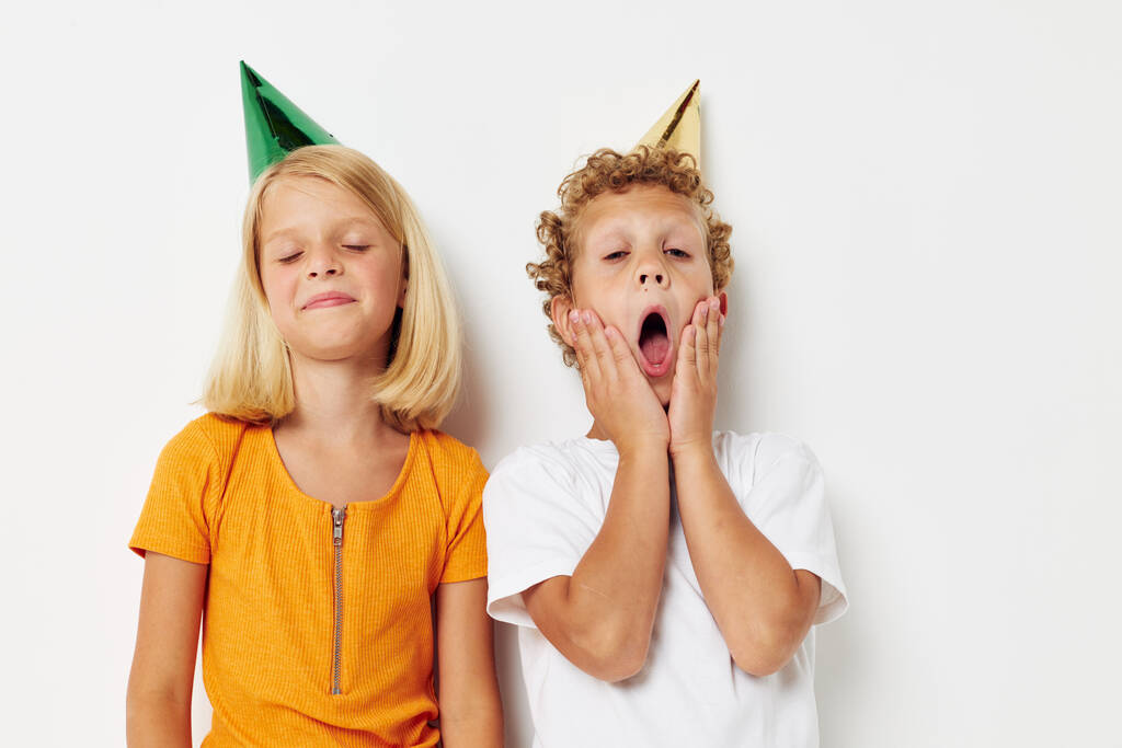 Sevimli çocukların portresi duygu yüklü tatiller renkli şapkalar açık arkaplan - Fotoğraf, Görsel