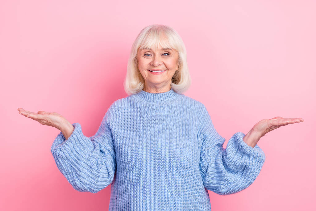Φωτογραφία της ηλικιωμένης γυναίκας παρούσα προσφορά λύση διαφημίσεις πλεονεκτήματα μέτρα που απομονώνονται σε ροζ φόντο χρώμα - Φωτογραφία, εικόνα