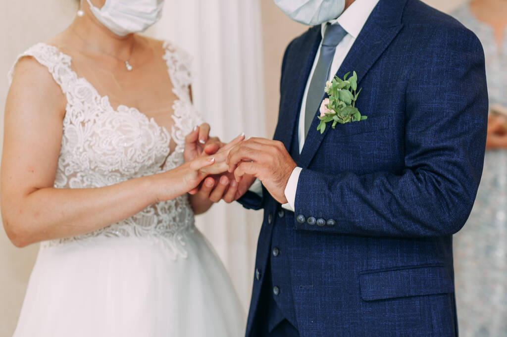 Коронавирусная свадьба во время пандемии. - Фото, изображение