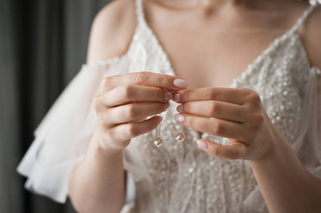 Nevěsta nosí na svátky perlové náušnice. - Fotografie, Obrázek