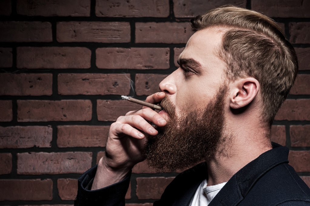 Бородатий чоловік курить цигарку
 - Фото, зображення
