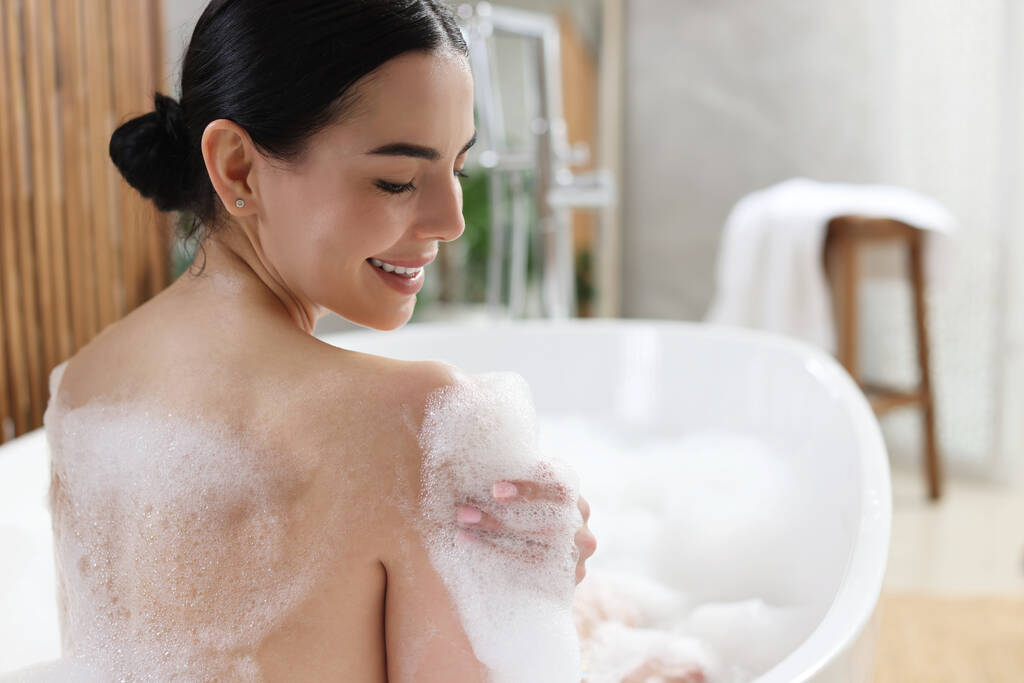 Krásná mladá žena dává bublina koupel doma - Fotografie, Obrázek