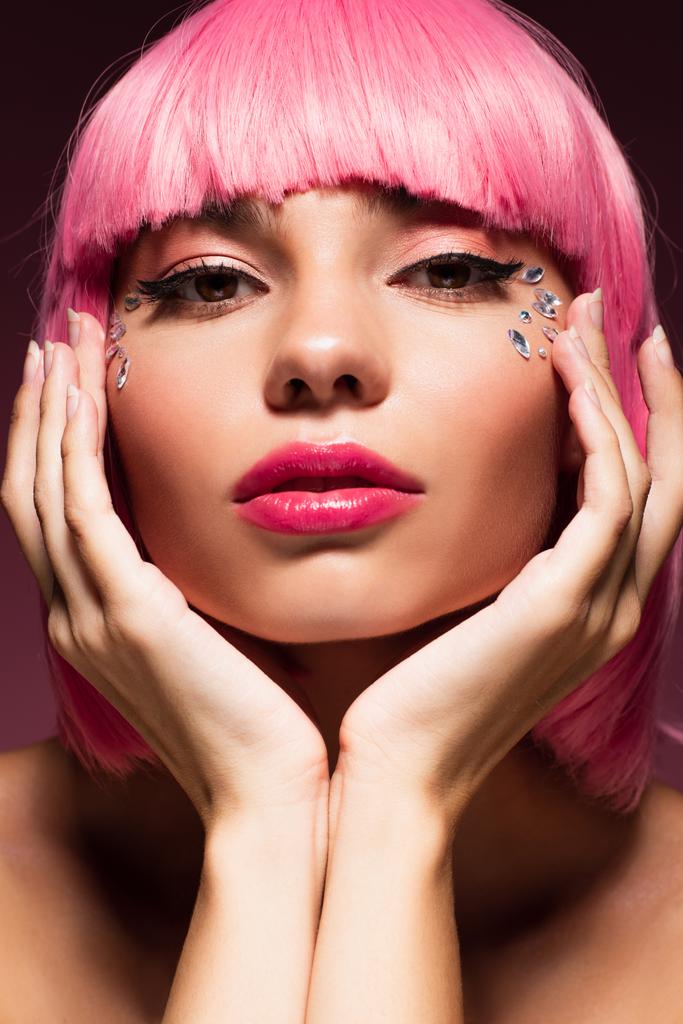 zbliżenie widok kobiety z różowymi włosami i błyszczące kamienie biżuterii na twarzy  - Zdjęcie, obraz