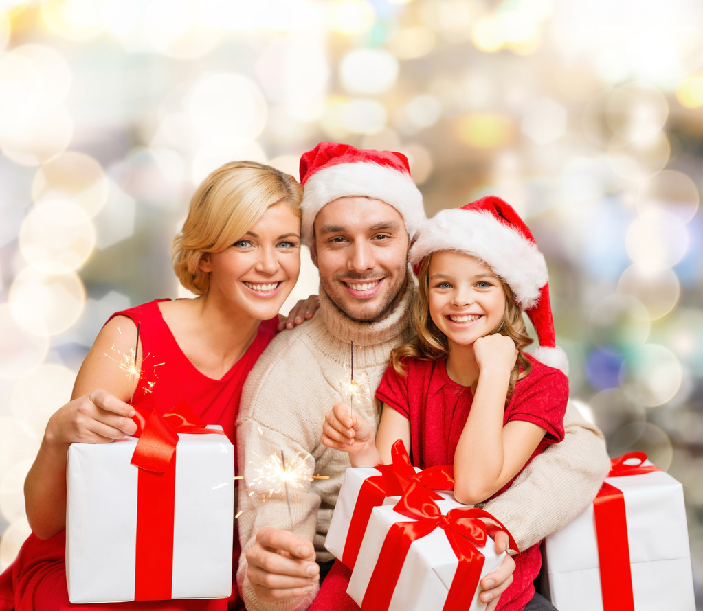onnellinen perhe joulupukki auttaja hatut lahjapakkauksissa
 - Valokuva, kuva