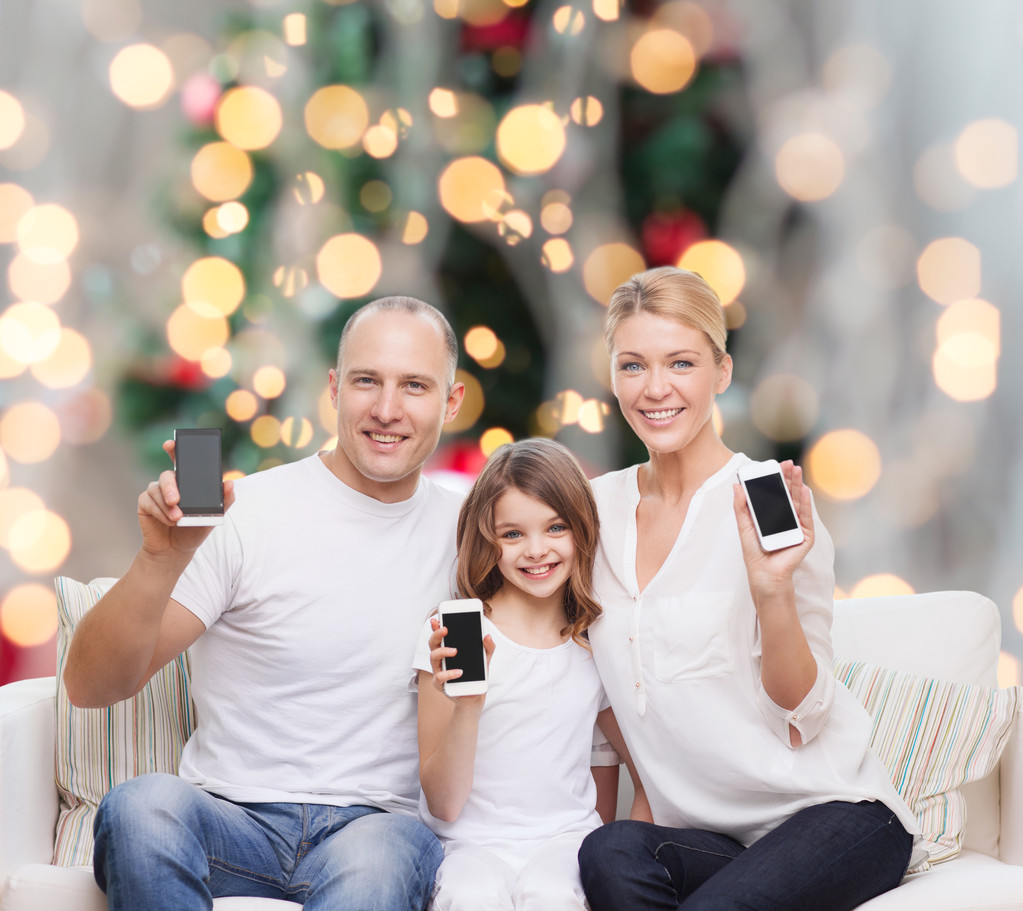 ευτυχισμένη οικογένεια με smartphones - Φωτογραφία, εικόνα