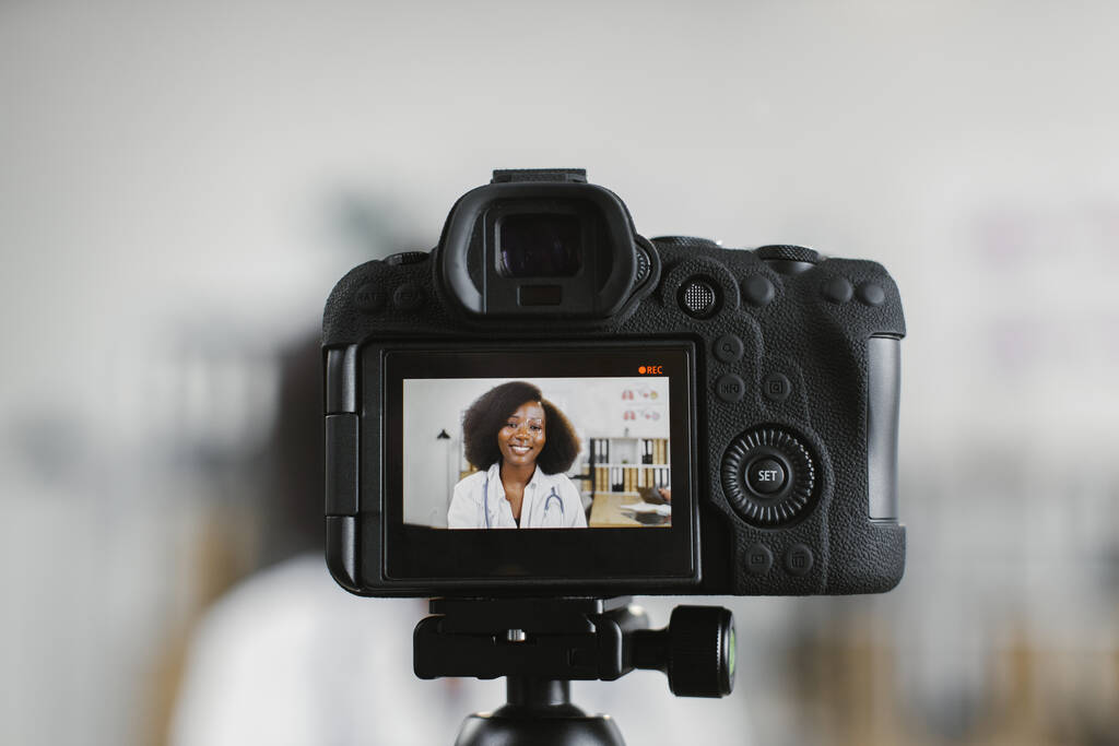 Écran de caméra vidéo avec sourire médecin africaine femme - Photo, image