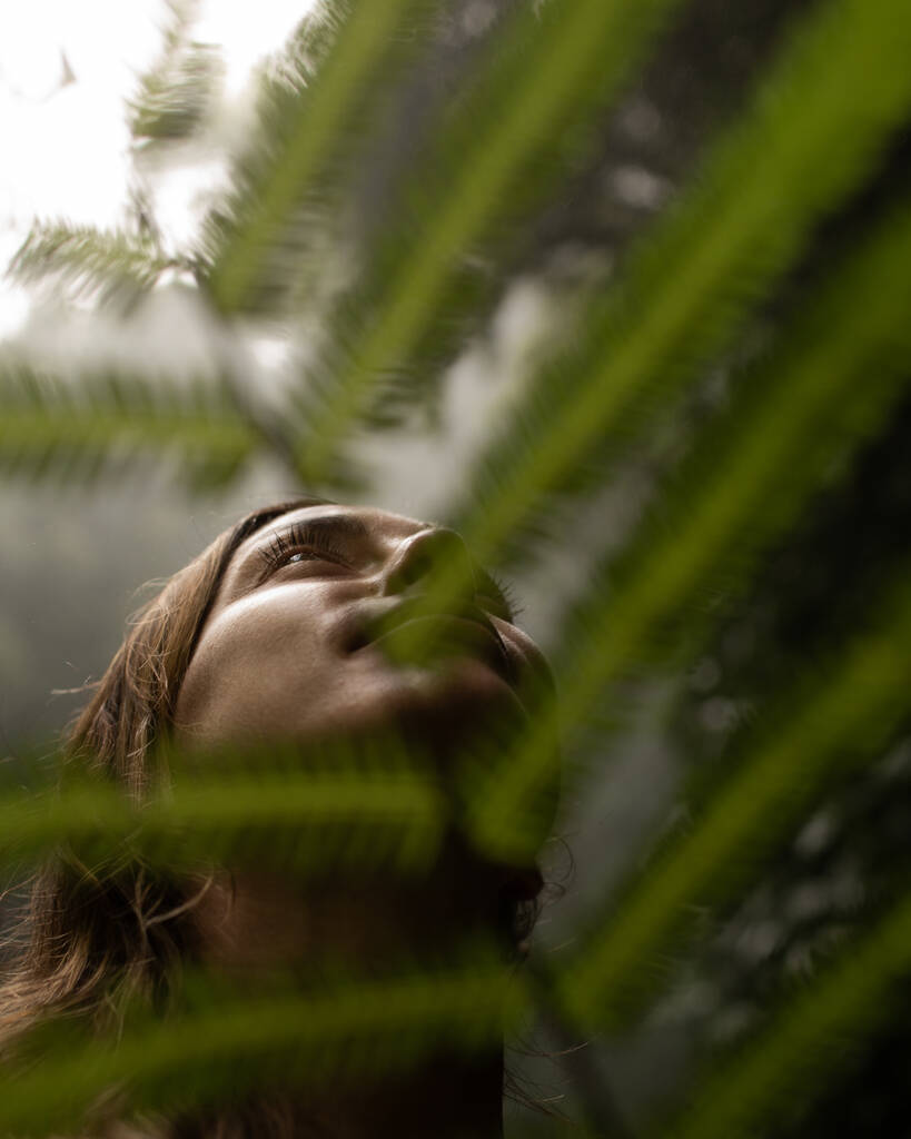 portret kobiety na tle dżungli. - Zdjęcie, obraz