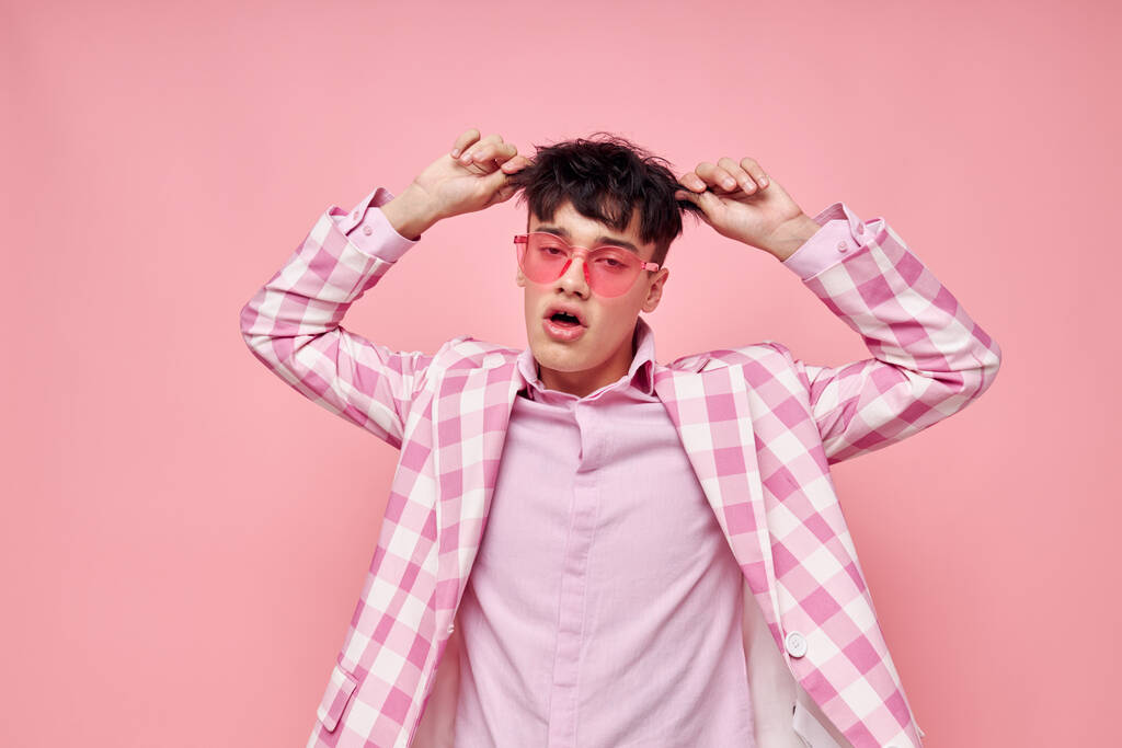 πορτρέτο ενός νέου άνδρα ροζ γυαλιά καρό σακάκι μόδας ποζάροντας στούντιο μοντέλο - Φωτογραφία, εικόνα