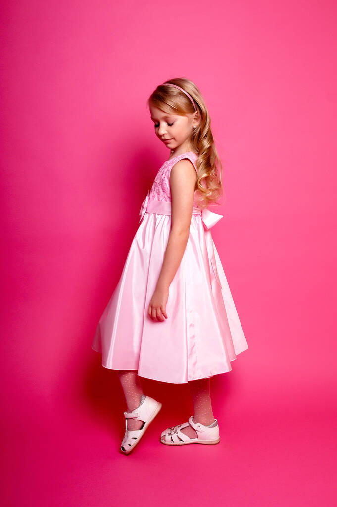 Jolie jeune fille en robe rose. Studio isolé tourné - Photo, image